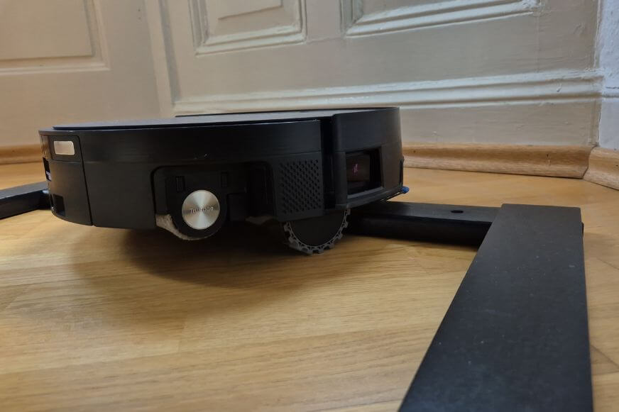 Der ECOVACS DEEBOT X11 OmnyCyclone überwindet hohe Schwellen und Hindernisse vor ihm im Test problemlos mit dem adaptiven Klettersystem. 